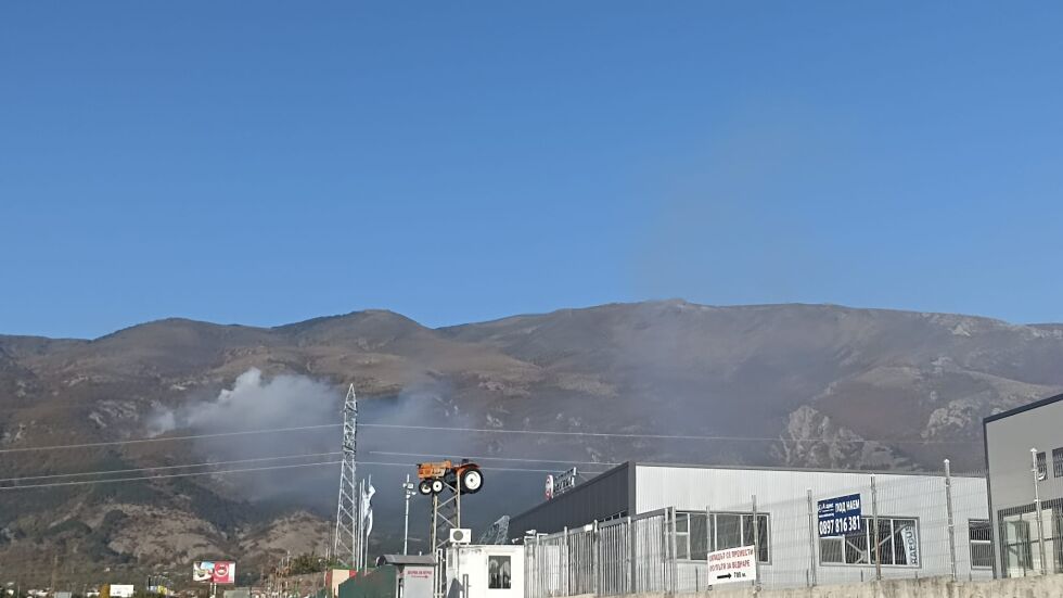 Пожар гори в Стара планина над Карлово 