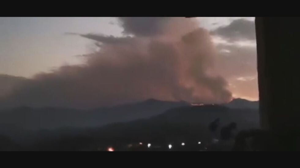 Пожар гори в района на връх Вейката (ВИДЕО)