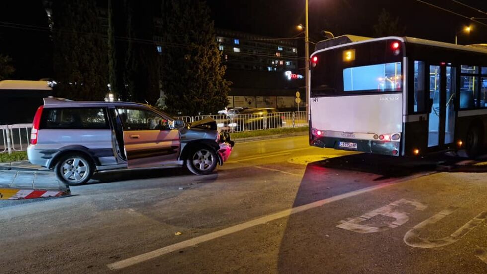 Пиян шофьор се блъсна в автобус на градския транспорт в Стара Загора (СНИМКИ)