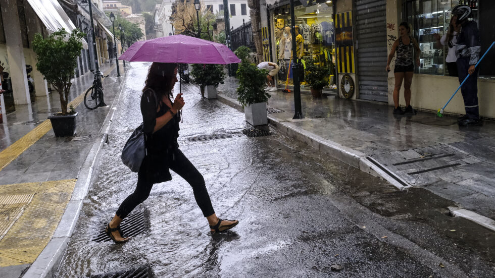Бурята "Ева" в Гърция: Силни дъждове, всички магазини са затворени