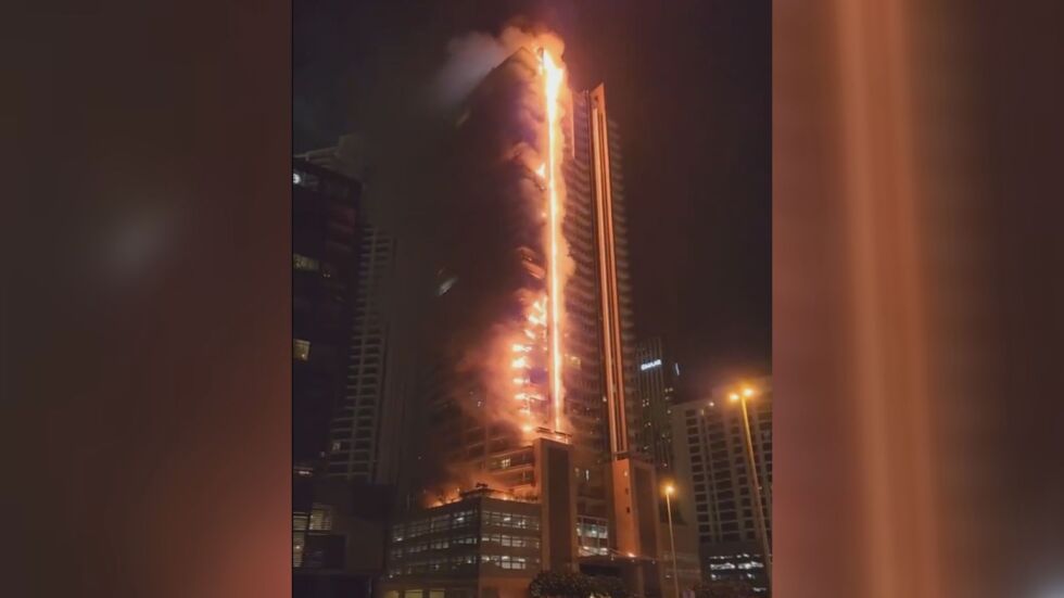 Горя 35-етажна сграда в Дубай (ВИДЕО)