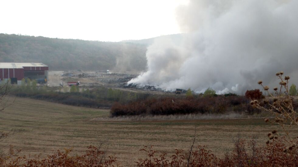 Овладяха пожара в депото за отпадъци край Стара Загора