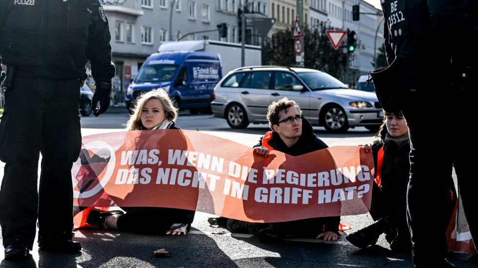 Екоактивисти се залепиха за пътя и блокираха кръстовища в Берлин