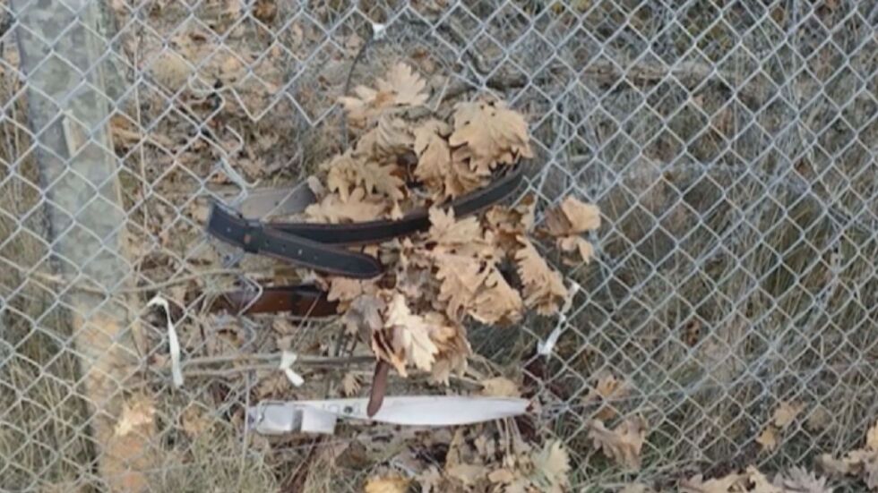 Дупка в оградата с Турция е вързана с колан и запълнена с шума (ВИДЕО)