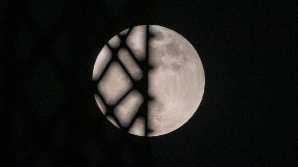 Последно пълно лунно затъмнение за годината (СНИМКИ)