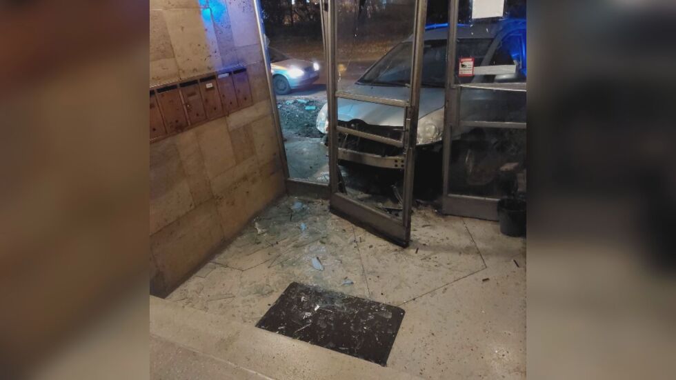 Кола се заби в жилищна сграда в София, вижте кадри от удара (ВИДЕО)