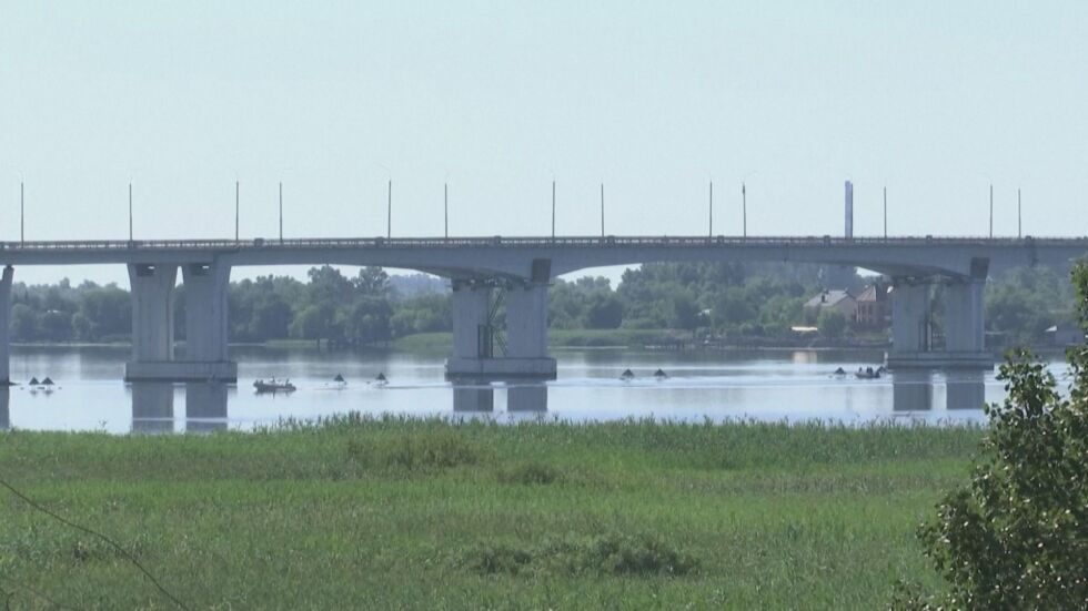 Стратегически мост край Херсон се срути (ВИДЕО)