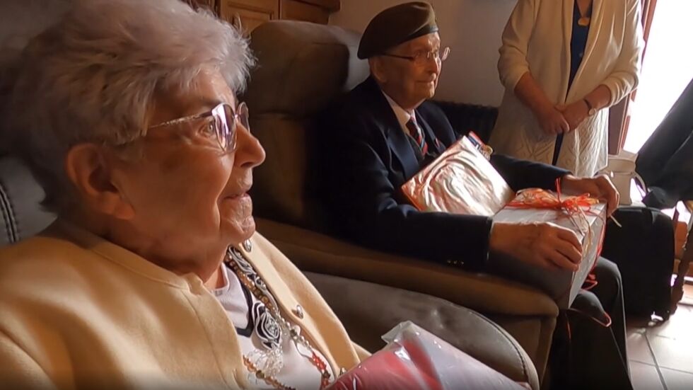Близо 80 г. раздяла: 99-годишен мъж се срещна с любимата си, предложи ѝ брак