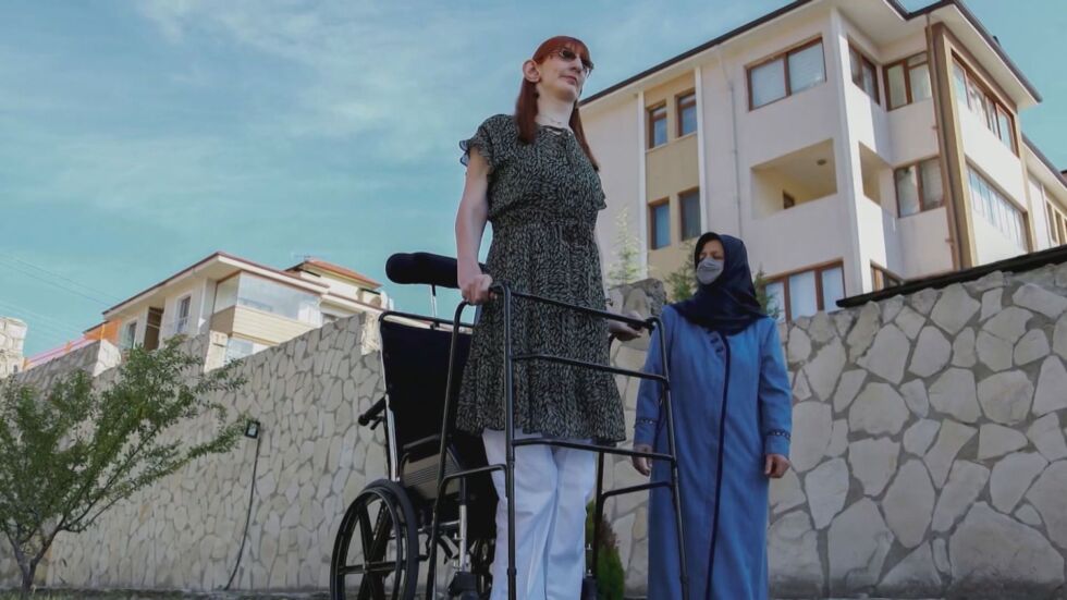 Най-високата жена в света: Зад щастието от награди стои и болката