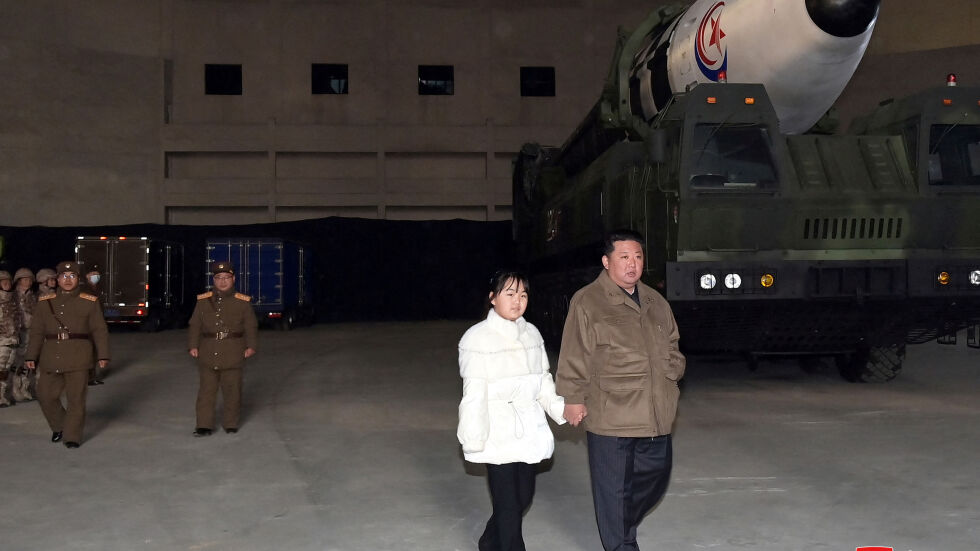 Лидерът на Северна Корея показа дъщеря си за първи път
