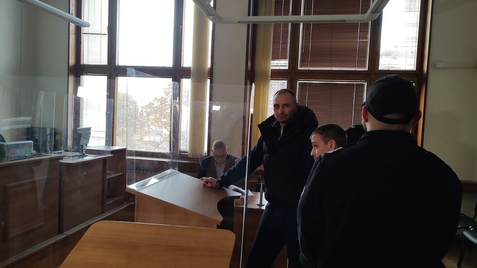 Двама украинци са задържани за кражба на голяма сума пари от апартамент в Бургас