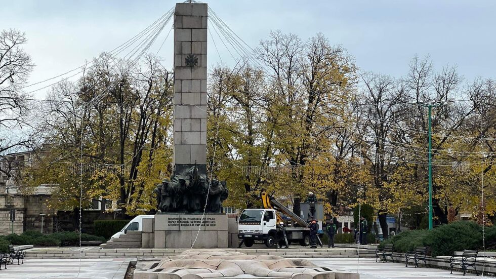 След репортаж на bTV: Свалят коледната украса от паметника във Видин