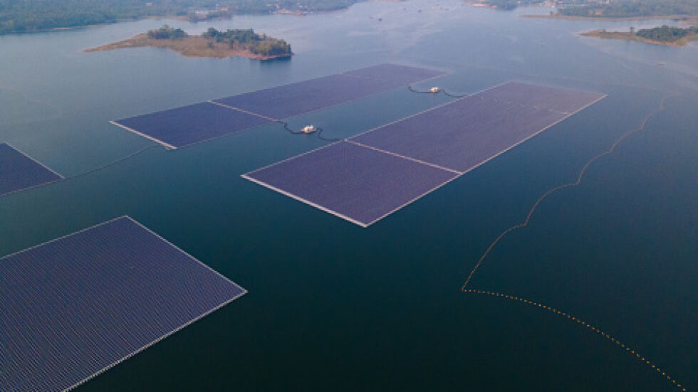 Плаваща соларна инсталация се движи със слънцето