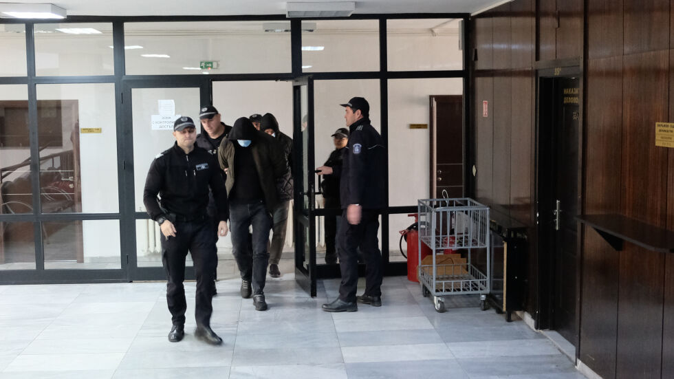 Полицаите, хванати с подкуп от 1000 лева, остават в ареста