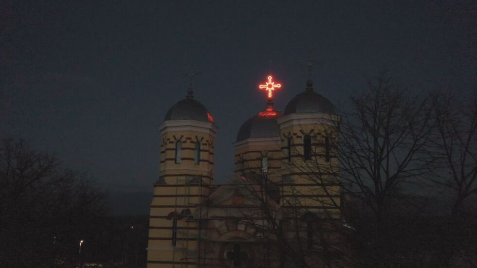  Кръст на църква светна в небето: Инсталацията е монтирана с надеждата хората да поглеждат към вярата