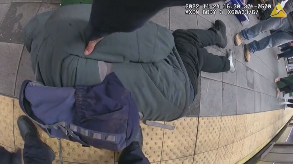 Спасиха мъж, секунди преди да бъде блъснат от метрото (ВИДЕО)