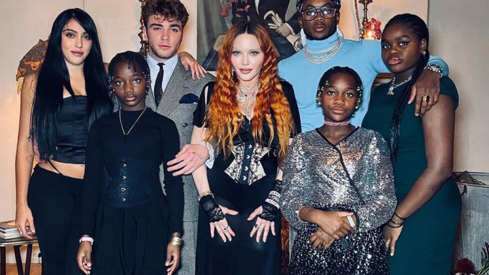 Мадона с обща снимка с пъстрото си семейство