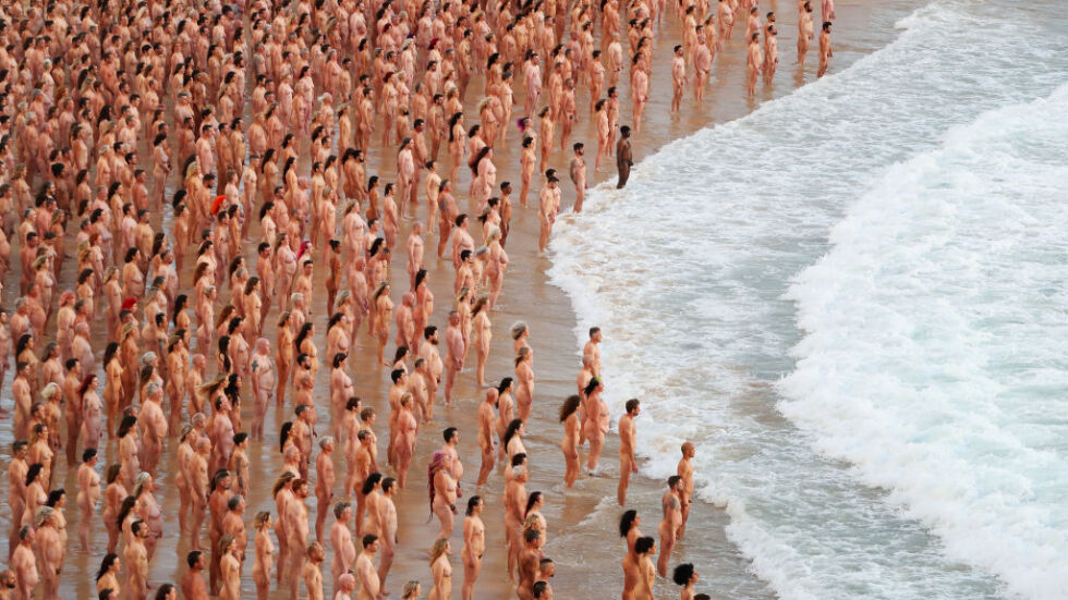 2500 души се съблякоха голи за снимка на австралийски плаж (ГАЛЕРИЯ)