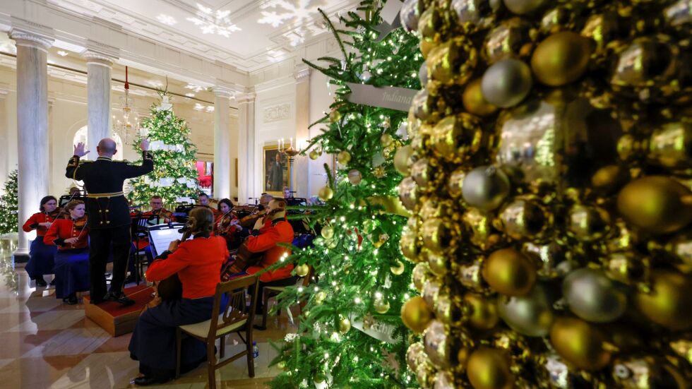 77 елхи с 84 хиляди лампички красят Белия дом за Коледа (СНИМКИ)