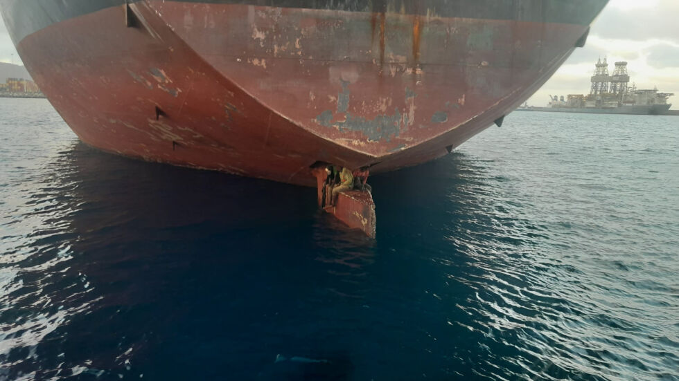 След 11 дни плаване в океана: Откриха трима мъже на перото на руля на танкер