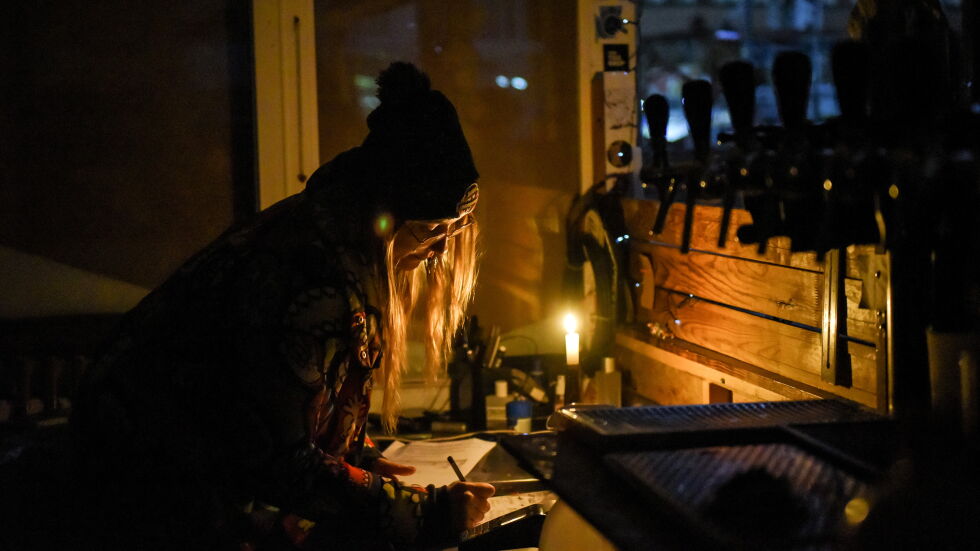 Украйна спира тока в много райони на страната, докато стабилизира електрическата си мрежа