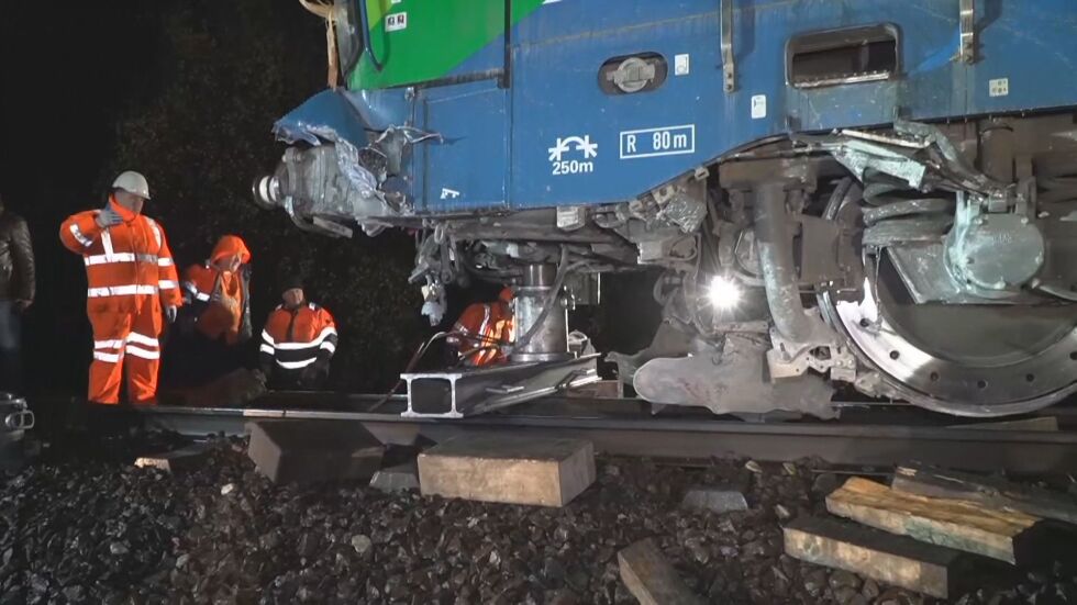 Влакова катастрофа: Композицията за Бургас е ударила паднали скали 