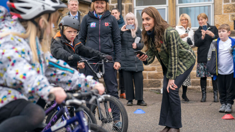 Кейт Мидълтън - какво прави една принцеса, когато дете падне от велосипед? (СНИМКИ)