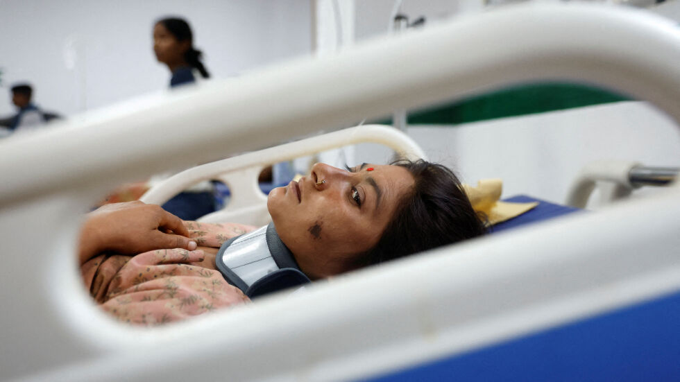 „Спях дълбоко, когато къщата се срути върху мен“: Земетресението в Непал уби над 130 души (СНИМКИ)