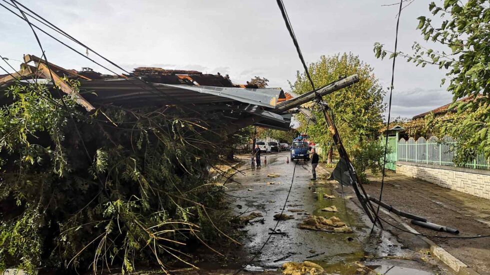 Буря с ураганен вятър остави три села без ток в Хасковско (СНИМКИ)