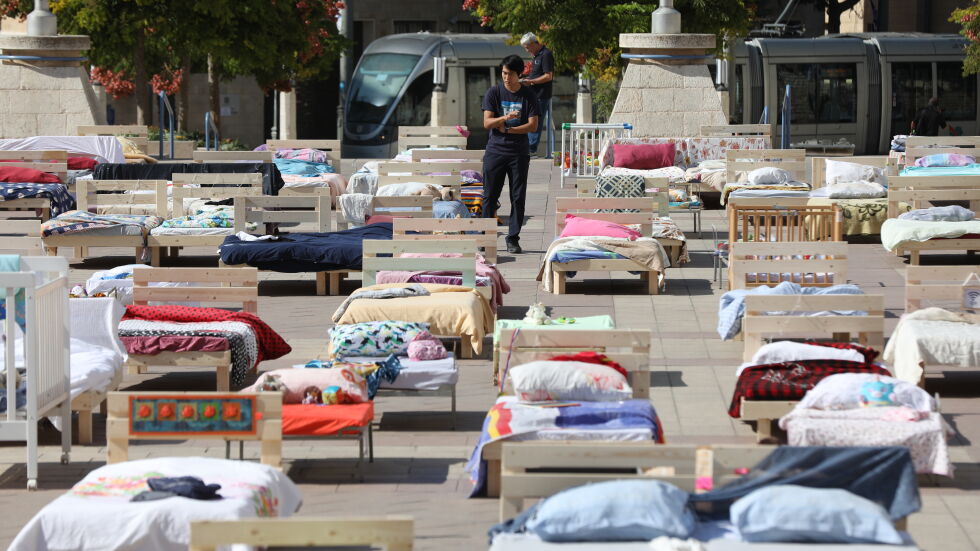 Празни креватчета и легла: Призрачна инсталация напомня за заложниците на „Хамас“ (СНИМКИ и ВИДЕО)