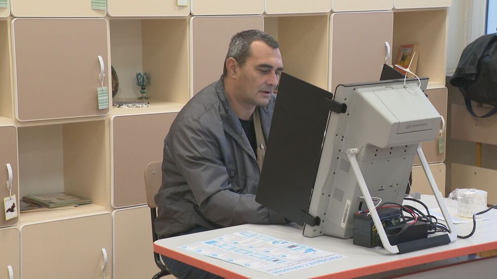Изборите в София: В 11 секции гласуването с машини е спряно