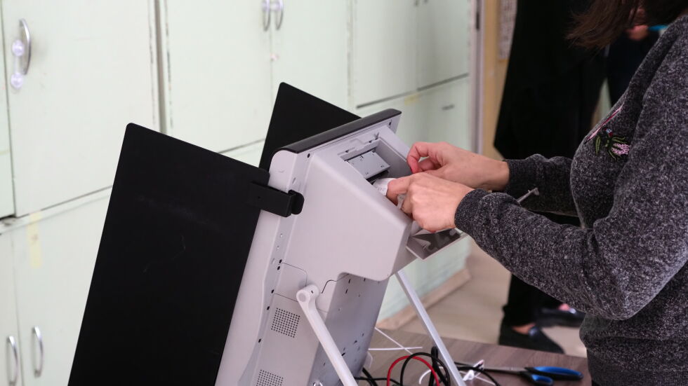 Обратно броене: ГЕРБ и ПП-ДБ още не са се регистрирали за изборите в ЦИК