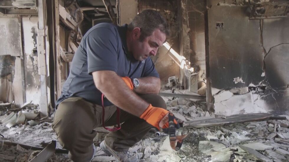 Пресявайки пепелта: Археолози търсят останки от жертви на атаката на „Хамас“ (ВИДЕО)