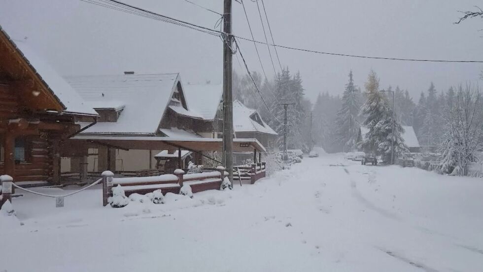 Сняг натрупа по планините в Румъния, жълт код за опасно време в половината страна (ВИДЕО)