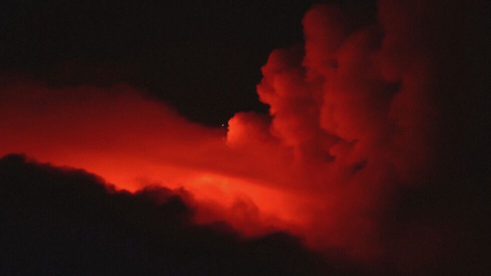 Вулканът Етна се събуди: Изхвърли пепел над яркочервената лава (ВИДЕО)