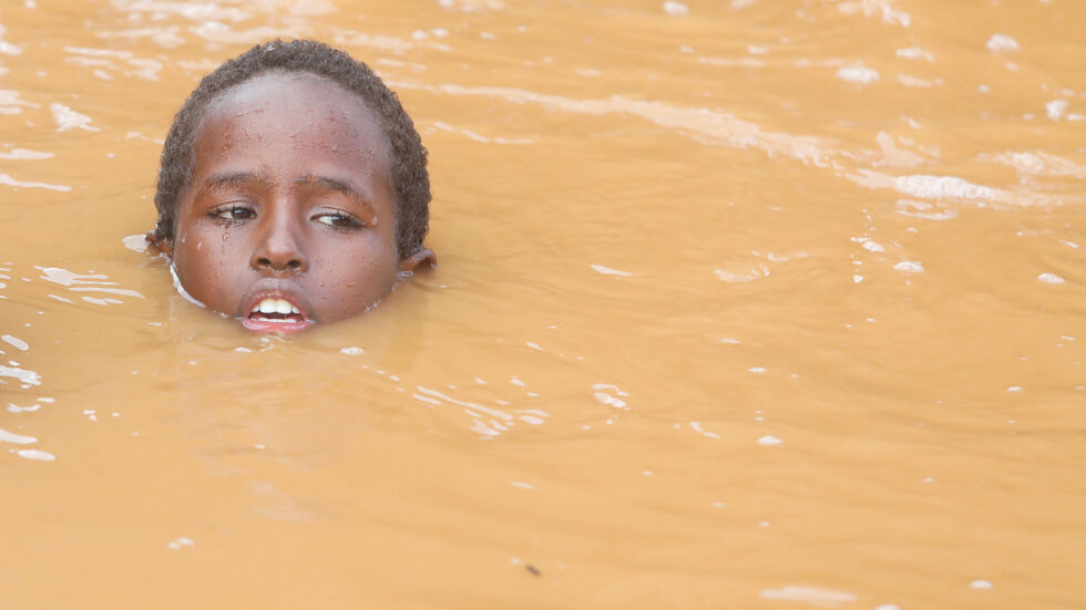 Бомбардировка от климатични сътресения: Критичен глад в Сомалия след безмилостни дъждове (ГАЛЕРИЯ)