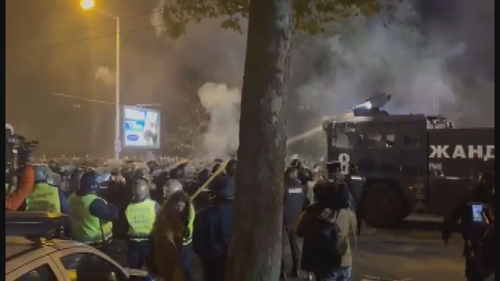 Хаос, блокади, бомбички: Водни оръдия разпръсват протеста срещу БФС (СНИМКИ и ВИДЕО)
