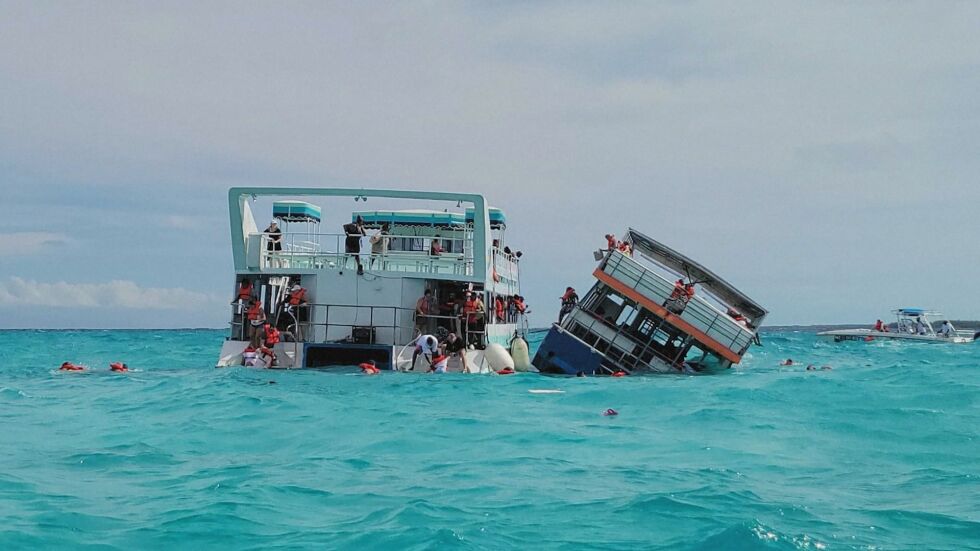 Крясъци и страх: Катамаран с над 100 души на борда потъна на Бахамите, един от тях го засне (ВИДЕО)