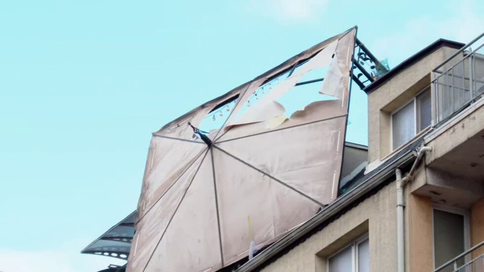Екстремно време: Шатра е на косъм да падне от покрив на сграда във Варна (ВИДЕО и СНИМКИ)