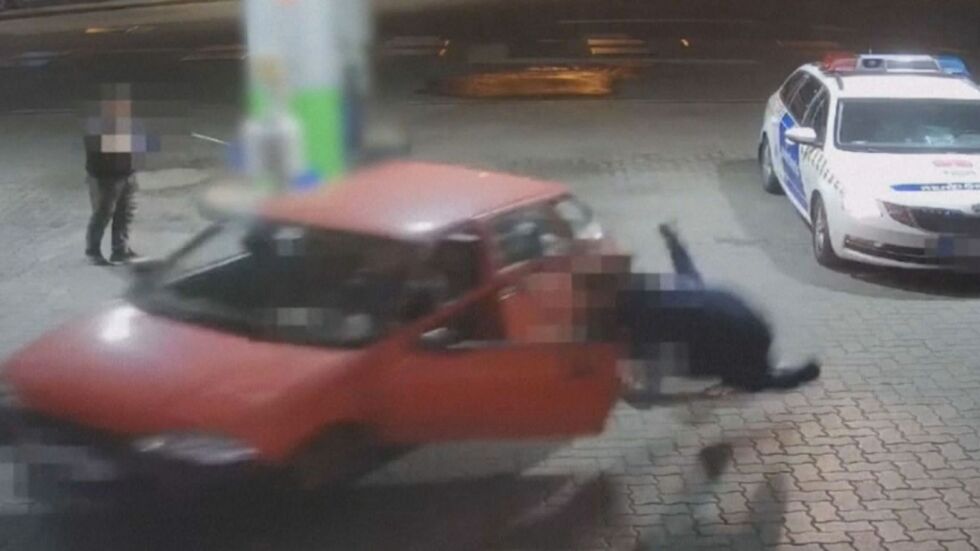 Шофьор удари и влачи полицай на бензиностанция (ВИДЕО)