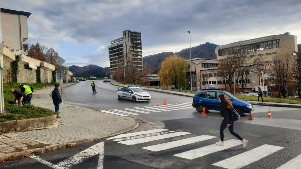 Кола удари жена на пешеходна пътека в Смолян (СНИМКИ)
