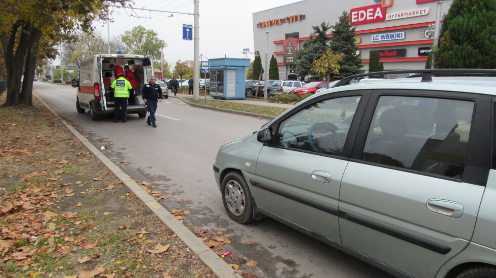 "Преминах на зелено": Жена е с опасност за живота след удар от кола в Русе (СНИМКИ)