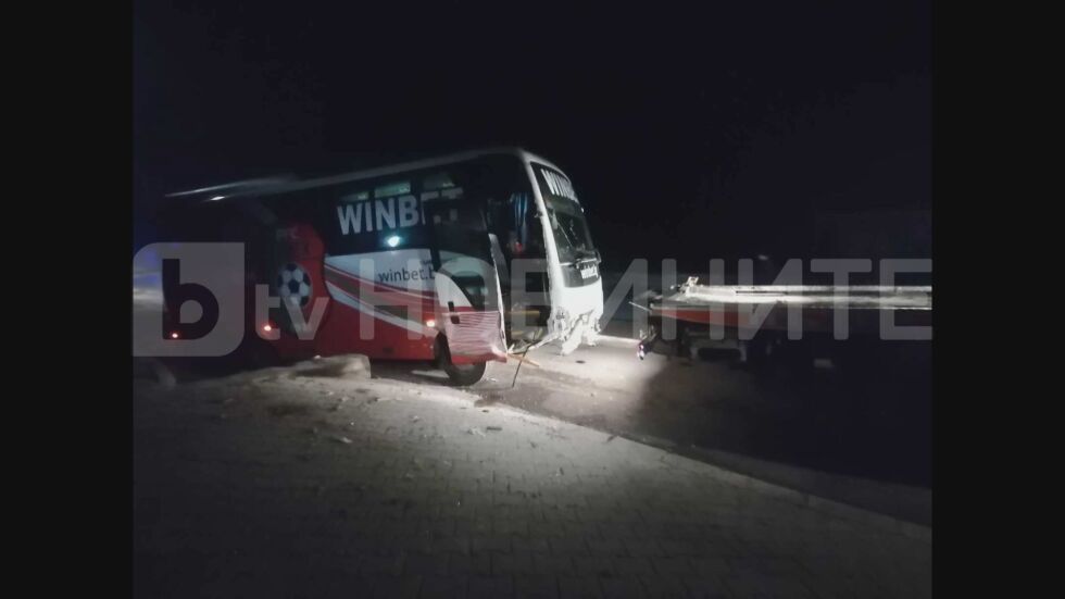 Автобус с 16 деца е катастрофирал в Габровско, шофьорът е починал (ВИДЕО)