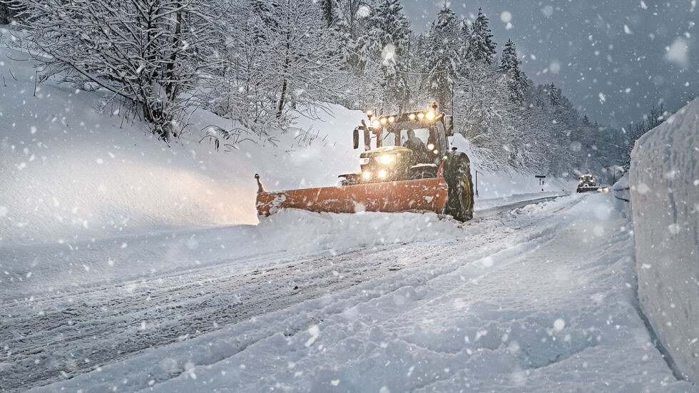 Опасно време: Червен код заради снеговалежи и виелици в шест области утре