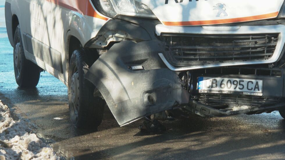 Линейка с пациент и кола се удариха в София (ВИДЕО)