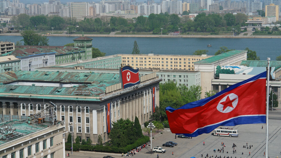 Южнокореец влиза в затвора за възхвала на Северна Корея в поема
