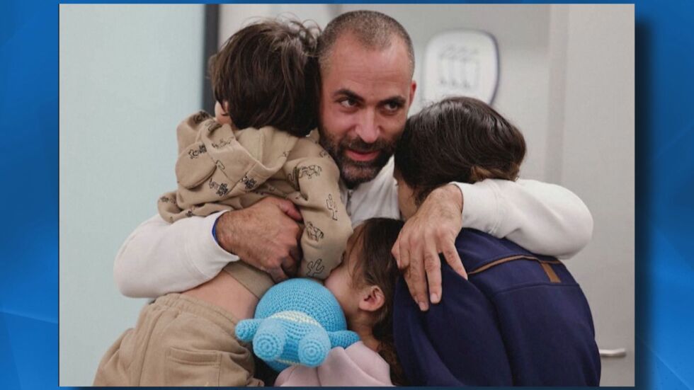 Удължиха примирието: Три деца прегърнаха баща си след 52 дни в плен на „Хамас“ 