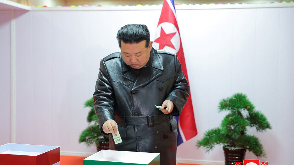 За първи път от десетилетия: Пхенян обяви, че избиратели са пуснали бюлетини в червената кутия