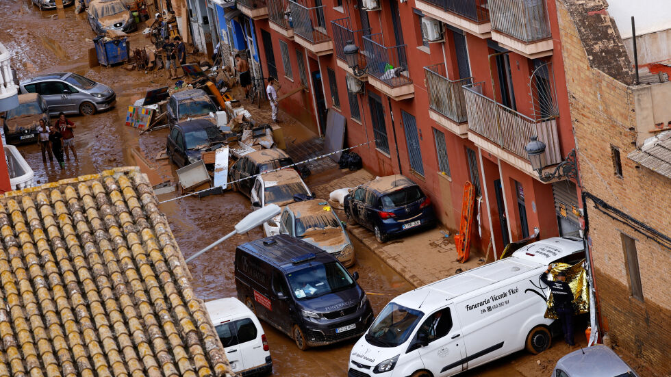  Спасиха жена, прекарала в автомобил три дни до натрупа на сестра си, при наводненията в Испания 