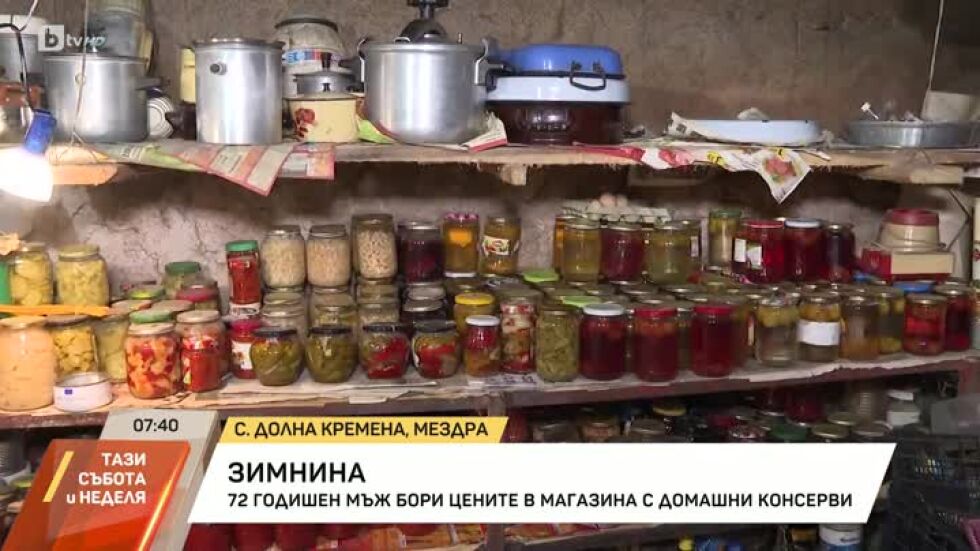 Мъж бори цените в магазина с домашни консерви и буркани